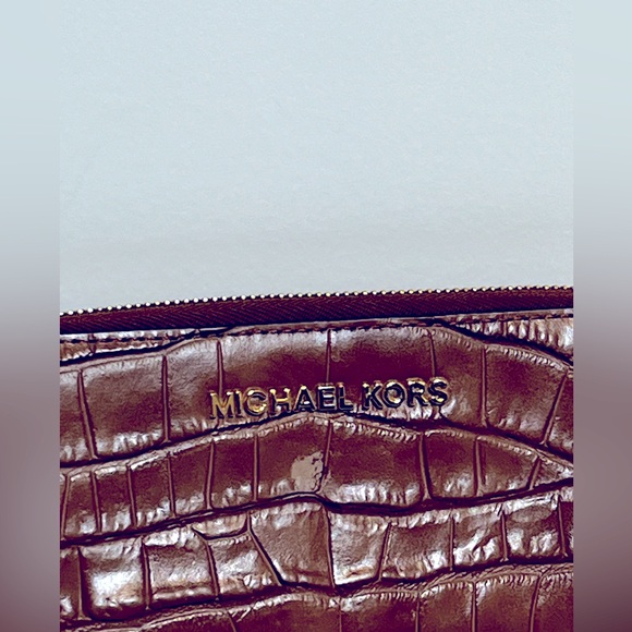 Michael Kors wallet- wristlet- zip close - Picture 3 of 3